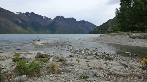 Nueva-Zelanda-Creek-Desemboca-En-El-Lago-Wakatipu