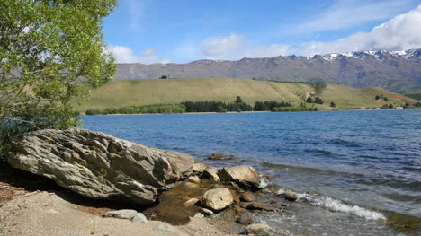 Neuseeland-See-Dunstan-Mit-Großen-Felsen-Und-Moränen