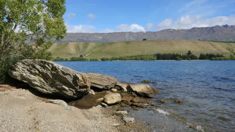 New-Zealand-Lake-Dunstan-With-Rock