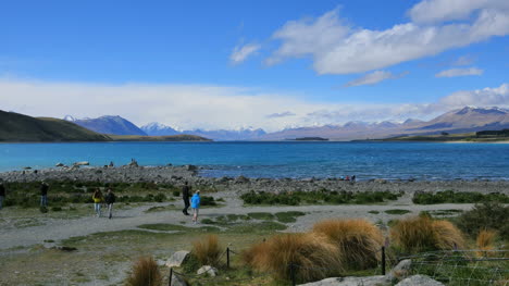 Neuseeland-Lake-Tekapo-Mit-Touristen-Zu-Fuß