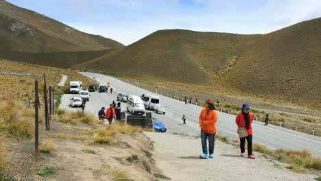 Neuseeland-Pass-Mit-Touristen-In-Roten-Mänteln