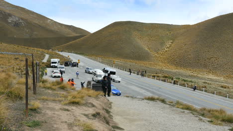 New-Zealand-Pass-With-Tourists-Walking