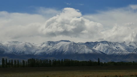 Nueva-Zelanda-Vista-De-Los-Alpes-Con-Nubes