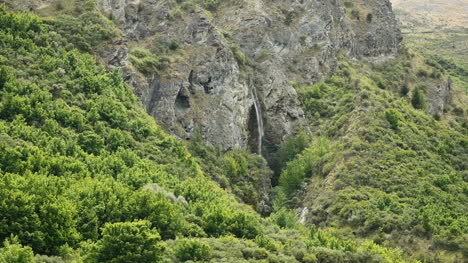Cascada-De-Nueva-Zelanda-En-El-Campo
