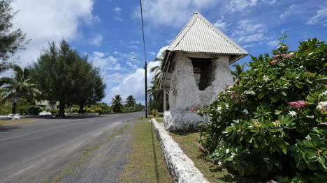 Rarotonga-Historische-Kirchenglocke-Und-Straße