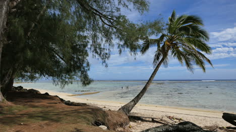 Laguna-De-Rarotonga-En-Marea-Baja-Con-Gente