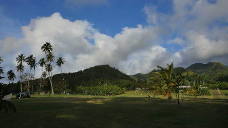 Rarotongo-Blick-In-Richtung-Innenraum-Mit-Palmen