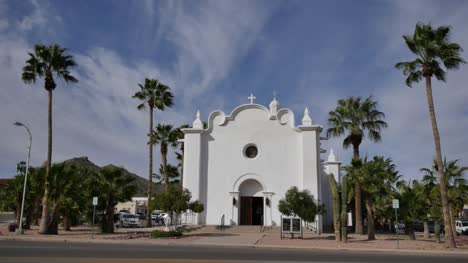 Arizona-Ajo-Palmen-Umgeben-Kirche