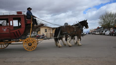 Arizona-Tombstone-Seitenstraße-Und-Postkutsche-Fährt-Vorbei