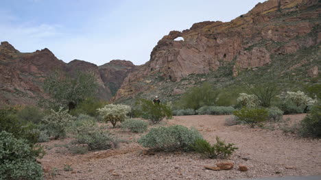 Arco-De-Arizona-Con-Mujer-En-Camino-En-El-Desierto