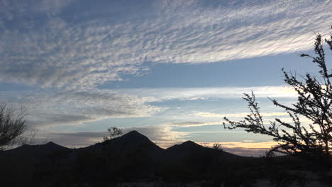 Arizona-Interessante-Wolken-Im-Himmelsschwenk-Und-Zoom