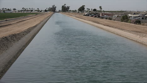 Ansicht-Des-Bewässerungskanals-Von-Arizona