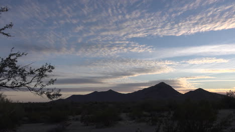 Arizona-Montañas-Y-Nubes-En-La-Noche-Panorámica-Y-Zoom