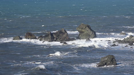 Kalifornien-Patricks-Point-State-Park-Hohe-Wellen-Brechen-Auf-Felsen