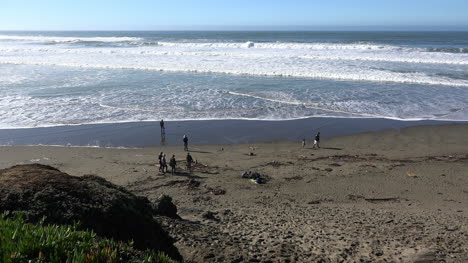 Kalifornien-Strand-Mit-Menschen-Und-Wellen-In-Der-Nähe-Von-Salmon-Creek-Pan
