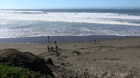 Playa-De-California-Con-Gente-Y-Olas-Cerca-De-Salmon-Creek-Pan