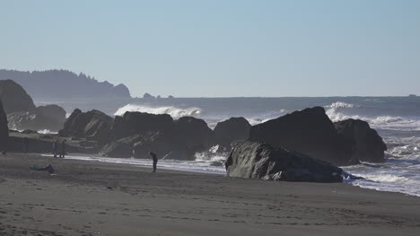 Kalifornischer-Strand-Mit-Hintergrundbeleuchtung-Und-Felsen