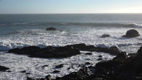 Olas-Altas-De-California-Se-Estrellan-En-El-Punto-De-Sal-De-Las-Rocas