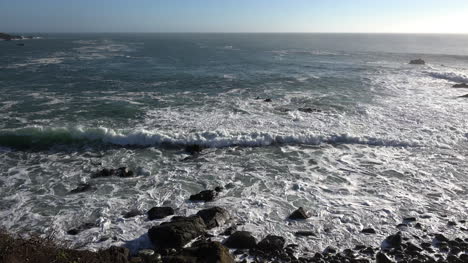 Kalifornien-Wellen-Brechen-Auf-Felsen-Am-Salzpunkt