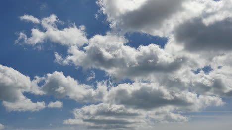 Naturwolken-Am-Blauen-Himmel