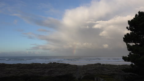 Regenbogen-An-Der-Küste-Von-Oregon-Und-Dramatischer-Wolkenklang