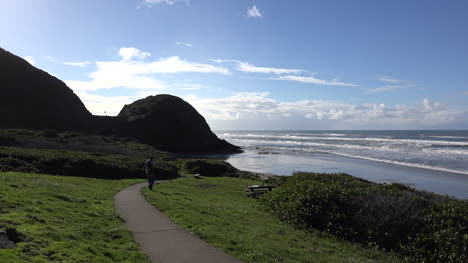 Oregon-Vista-Costera-De-Promontorio-Rocoso-Con-Sonido-De-Hombre