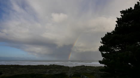 Oregon-Große-Wolke-Mit-Regenbogen