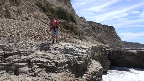 Kalifornien-Santa-Cruz-Junge-Auf-Felsen-Am-Ufer