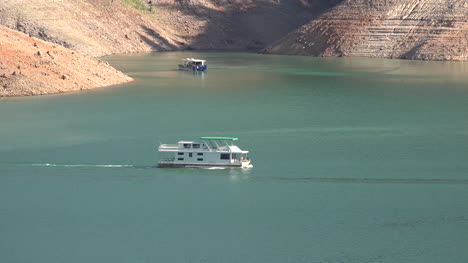 Kalifornien-Shasta-See-Mit-Niedrigem-Wasserstand-Und-Hausbooten