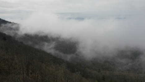 Nebel-Bewegt-Sich-Im-Appalachen-Tal