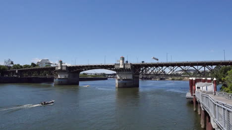 Oregon-Portland-Burnside-Bridge-Lancha-Motora