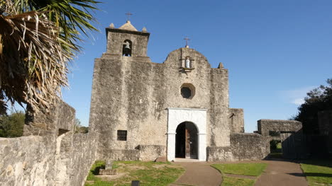 Texas-Goliad-Presidio-La-Bahia-Kirche-Und-Palmensaum