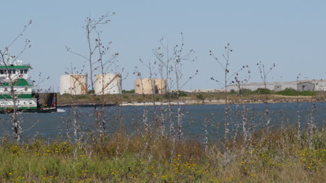 Arbeitsboot-An-Der-Golfküste-Von-Texas-Passiert-Öltanks