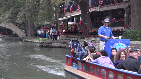 Texas-San-Antonio-River-Walk-Barge-Geht-Vorbei