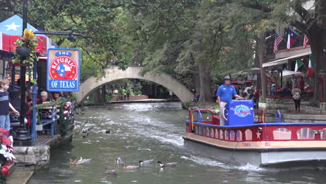 Texas-San-Antonio-River-Walk-Barge-Bewegt-Sich-Auf-Dem-Fluss