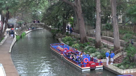 Texas-San-Antonio-Lastkähne-Am-Fluss-Geparkt