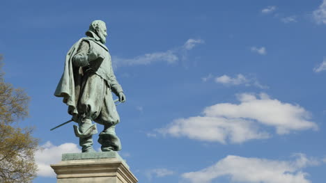 Virginia-Jamestown-John-Smith-Statue-Und-Wolken