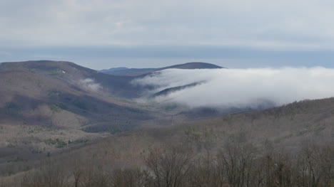 Virginia-Skyline-Drive-Mit-Nebel-Ankommen