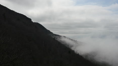 Virginia-Nebel-Bewegt-Sich-Den-Hang-Hinauf