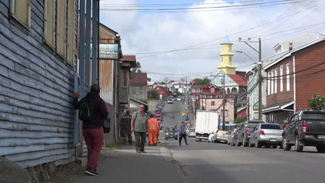 Chile-Chiloe-Chonchi-Zoomt-Auf-Die-Straße-Zum-Mann