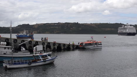 Chile-Chiloe-Dock-An-Castro-Pans-Zum-Kreuzfahrtschiff
