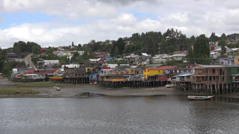 Chile-Chiloe-Palafitos-View-On-The-Bay-Pan-And-Zoom