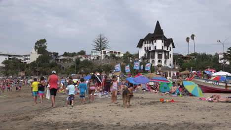 Chile-Papudo-Menschen-Und-Hund-Am-Strand