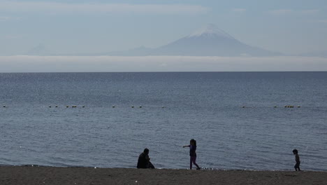 Chile-Se-Aleja-De-La-Vista-Con-El-Volcán-A-Las-Personas-En-La-Playa