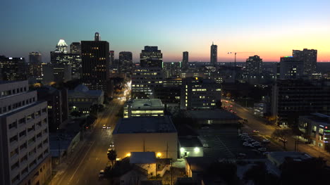 Texas-Austin-Verkehr-Auf-Der-Straße-In-Der-Innenstadt-Bei-Sonnenuntergang
