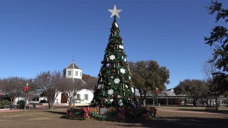 Texas-Fredericksburg-Weihnachtsbaum-Und-Historisches-Gebäude