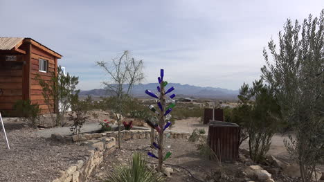 Las-Botellas-De-Texas-Terlingua-En-Un-Poste-Se-Acercan