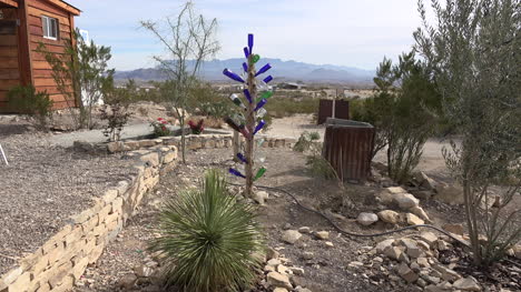 Tejas-Botellas-De-Terlingua-En-Un-Poste