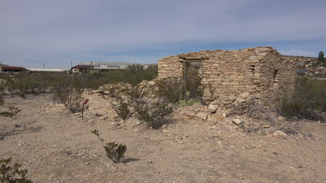 Texas-Ruina-De-Piedra-Terlingua-Con-Centro-Comercial-Distante