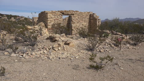 Texas-Terlingua-Steinruine-Mit-Entferntem-Auto